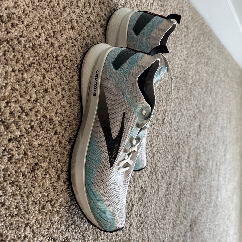 Brooks Energize Neutral White and Blue Athletic Shoes. Size 8.5